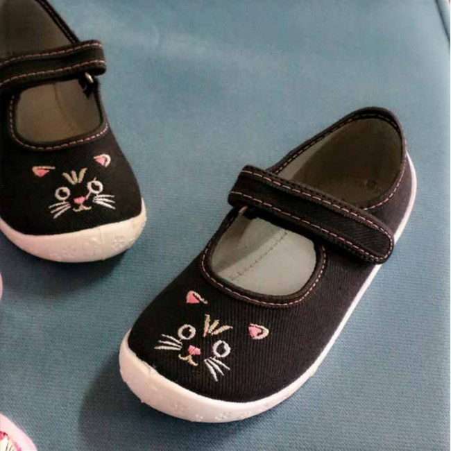 kapcie buty do przedszkola domowe trampki czarne z kotkiem raweks Dorotka D44