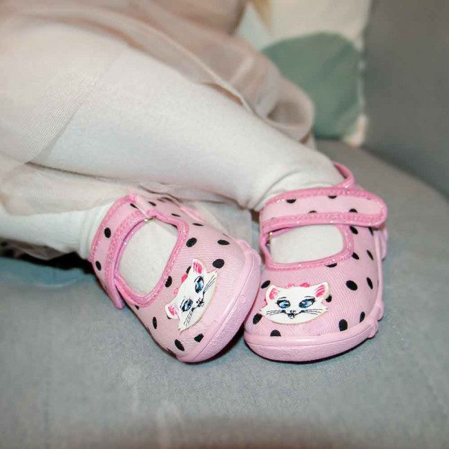 kapcie-buty-pantofle-ciapy-dla-dziewczynki-do-zlobka-do-przedszkola-rozowe-w-groszki-z-kotkiem-raweks-majaM09