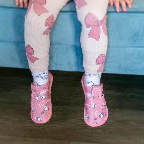 kapcie-buty-dziewczęce-barefoot-rozowe-pudrowe-w-biale-kotki 2