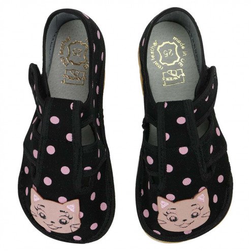 kapcie-do-przedszkola-barefoot-miekkie-lekkie-czarne-w-groszki-z-kotkiem-kicia-raweks-zuzia-z47 2